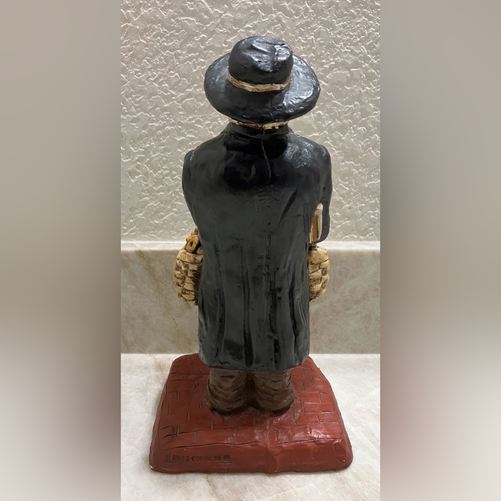 Vintage Jewish Man Rabbi Figurine Statue Bagel Basket - Picture 4 of 6